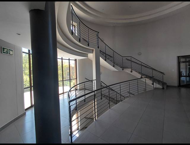 2,037M² OFFICE TO LET IN VORNA VALLEY